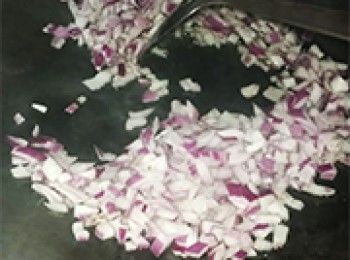 step3: [<span class="group_2">餡料</span>做法]起油鑊爆香洋蔥