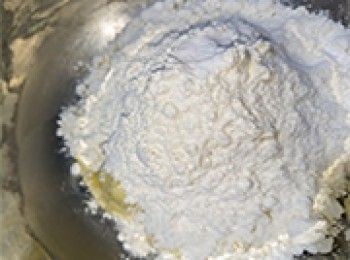 step5: 加入低筋、梳打及臭粉搓勻