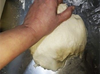 step16: 取出，放在案板揉搓光滑