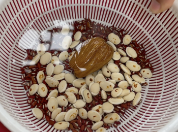 step1: 將赤小豆、扁豆和蜜棗用水洗2次，浸泡半小時