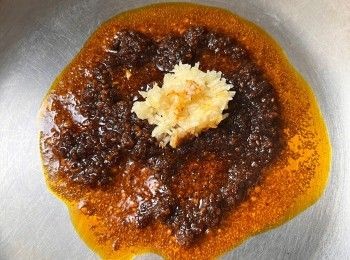 step4: 燒熱鍋，放入油咖喱和蒜泥炒香。