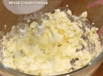 step2: 把忌廉芝士打至均勻
Whisk cream cheese.
