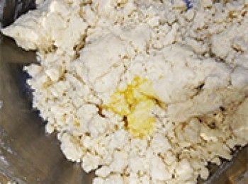 step6: 加入蛋液，搓勻。如蛋液不夠，可遂少增加