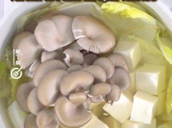 step6: 下適量水，下豆腐及舞茸煲至滾起
Add some water, bean curd cubes and oyster mushrooms.