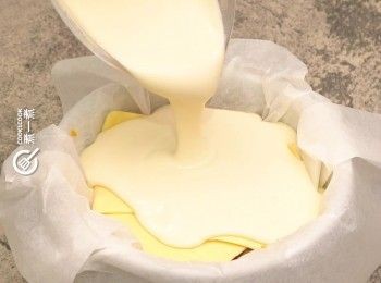 step7: 倒入餘下的粉漿
Pour the remaining batter on top.