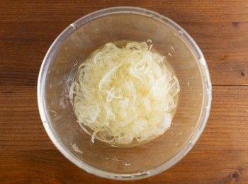 step1: 首先將洋蔥切絲泡水後瀝乾，並與洋蔥的醃料混合均勻醃製備用。