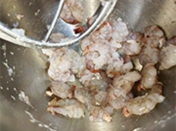 step1: 蝦放入盆內打至有點起膠