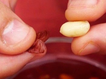 step1: 花生用熱水泡浸30分鐘，撕去外皮
Soak the peanuts in hot water for 30 minutes, then peel off the skin.
