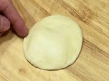 step10: 取出麵糰，用手壓平，中間較厚，邊沿較薄