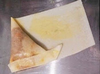 step11: [咖哩角包法]反轉，把露出的2cm春卷皮，薄薄掃上粉漿，幫助粘合