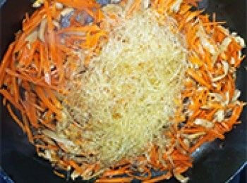 step7: <span class="group_1">餡料</span>加入仿素翅抄勻