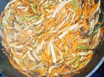 step11: <span class="group_1">餡料</span>加入生粉水<span class="group_3">埋芡</span>，加入芝麻油拌勻，待涼