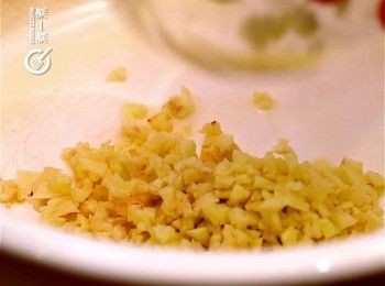 step1: 沙薑切碎後炒香
Chopped sand ginger and stir fry until fragrant.