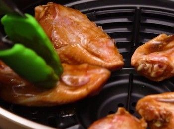 step3: 放進氣炸鍋，以180 度炸7分鐘
Air fry at 180°C for 7 minutes.