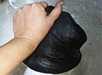 step19: [做法]取出，放在案板揉搓光滑