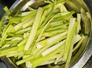 step1: <span class="group_1">餡料</span>芹菜切絲