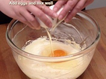 step4: 分兩次加入雞蛋打均
Whisk in an egg at a time.