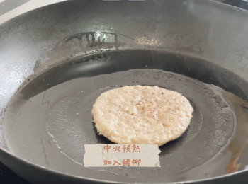 step7: 鐵鍋中火預熱，加入橄欖油，放入豬柳煎兩分鐘