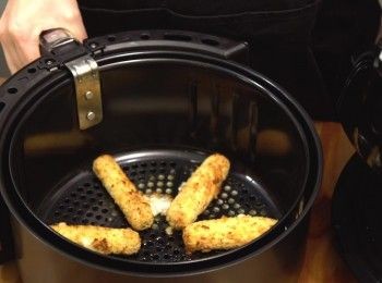 step6: 把芝士條放入氣炸鍋，以200度焗8分鐘。 輕鬆完成！
Airfry the cheese sticks for 15 minutes at 200 degree. It's finished!