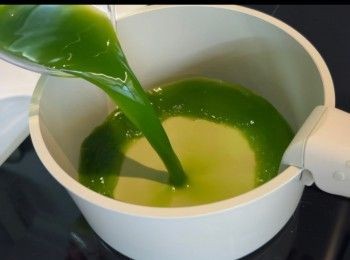 step3: 將160毫升的<span class="group_1">班蘭汁</span>倒進煲內。