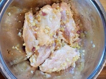 step2: 將所有<span class="group_1">醃料</span>加入並捽按，確保<span class="group_1">醃料</span>包裹着每一隻<a href="https://bit.ly/3zHU5V3" target="_blank" data-keyword="雞翼" class="guide-link"><strong>雞翼</strong></a> <span style="display:inline-block;vertical-align:middle;margin-top:-3px;color:initial;border-radius:3px;padding:2px 3px;font-size:12px;line-height:14px;background:#87d300;color:#fff;">即買</span> 。醃約大半天或過夜更佳。