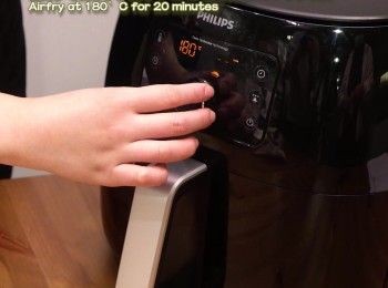step8: 放入氣炸鍋180度焗20分鐘
Air fry at 180°C for 20 minutes.