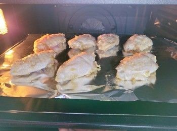 step3: 今次我用全新Sharp Healsio水波爐試焗。也可用氣炸鍋和焗爐，燒熱鑊落1湯匙油，加入<a href="https://bit.ly/3zHU5V3" target="_blank" data-keyword="雞翼" class="guide-link"><strong>雞翼</strong></a> <span style="display:inline-block;vertical-align:middle;margin-top:-3px;color:initial;border-radius:3px;padding:2px 3px;font-size:12px;line-height:14px;background:#87d300;color:#fff;">即買</span> 煎至金黃色及熟透即成。