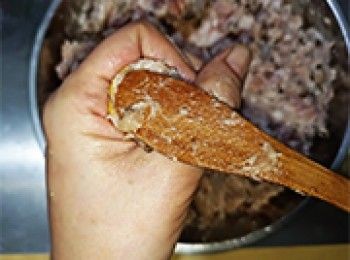 step9: 同時右手餡挑把餡往下壓，堆至餡料緊實