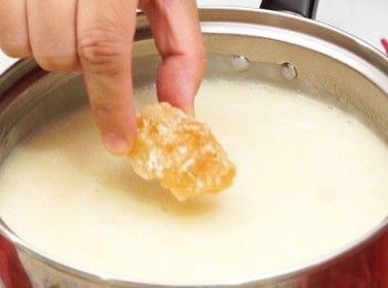 step8: 加入冰糖煮至溶化即成
Add rock sugar and cook until dissolved.