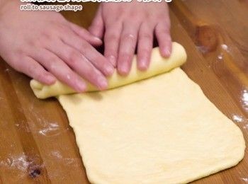 step9: 排氣用棍輾成長方形，然後捲成長條放入模內
Deflate dough at once, shape it into rectangle, roll to sausage shape.