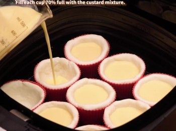step7: 將撻皮放入氣炸鍋，倒入蛋液至約7分滿，
Fill each cup 70% full with the custard mixture.