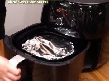 step9: 打開氣炸鍋，用錫紙蓋住蛋糕面，再180度氣炸5分鐘
Open the airfryer ,cover the cake with aluminium foil, air fry at 180°C for 5 minutes more.