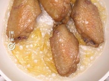 step4: 將柚子醬加熱，<a href="https://bit.ly/3zHU5V3" target="_blank" data-keyword="雞翼" class="guide-link"><strong>雞翼</strong></a> <span style="display:inline-block;vertical-align:middle;margin-top:-3px;color:initial;border-radius:3px;padding:2px 3px;font-size:12px;line-height:14px;background:#87d300;color:#fff;">即買</span> 回鑊
Heat up the yuzu sauce in a pan, add the chicken wings and coat them with the sauce.