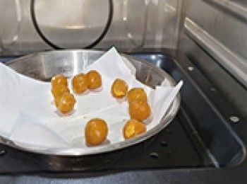 step1: 咸蛋黃放入焗爐180℃