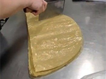 step15: [開腐皮]腐皮開二成半圓疊起，左側斜切成三角形