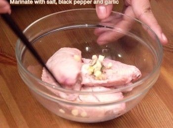 step2: <a href="https://bit.ly/3zHU5V3" target="_blank" data-keyword="雞翼" class="guide-link"><strong>雞翼</strong></a> <span style="display:inline-block;vertical-align:middle;margin-top:-3px;color:initial;border-radius:3px;padding:2px 3px;font-size:12px;line-height:14px;background:#87d300;color:#fff;">即買</span> 用鹽、黑胡椒粉和蒜蓉醃20分鐘
Marinate with salt, black pepper and garlic for 20 mins.