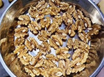 step1: 合桃以170℃焗8分鐘，放涼備用