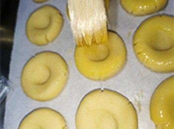 step11: 薄薄掃上一層蛋液