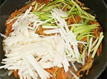 step8: <span class="group_1">餡料</span>加入芹菜、沙葛絲