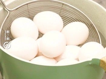 step1: 雞蛋凍水下鍋，烚10分鐘至全熟
Place eggs in a pot and cover with cold water. Bring to a boil and cook for 10 minutes until fully cooked.