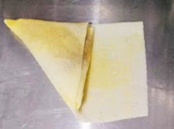 step12: [咖哩角包法]順著春卷皮接成三角形