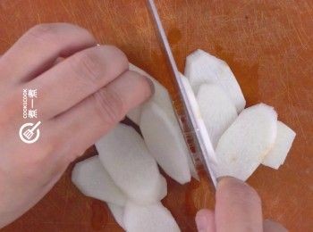 step2: 淮山洗淨去皮切片
Rinse, peel and slice Chinese yam.