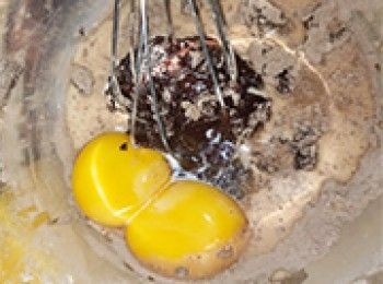 step3: 加入蛋黃、牛奶