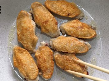 step6: 反轉<a href="https://bit.ly/3zHU5V3" target="_blank" data-keyword="雞翼" class="guide-link"><strong>雞翼</strong></a> <span style="display:inline-block;vertical-align:middle;margin-top:-3px;color:initial;border-radius:3px;padding:2px 3px;font-size:12px;line-height:14px;background:#87d300;color:#fff;">即買</span> 再煎五分鐘