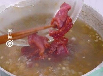 step6: 加入肉片，再中火煲15分鐘即成
Add pork slices and boil for 15 minutes more.