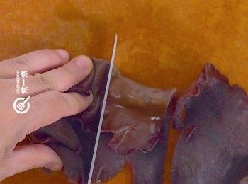 step4: 乾木耳浸軟切大塊
Soak the dried wood ear mushrooms until they are soft, and cut them into large pieces.