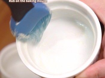 step1: 在焗模內均勻搽上牛油
Rub butter on the baking mould.