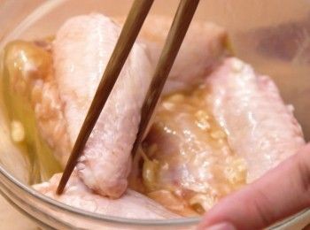 step1: <a href="https://bit.ly/3zHU5V3" target="_blank" data-keyword="雞翼" class="guide-link"><strong>雞翼</strong></a> <span style="display:inline-block;vertical-align:middle;margin-top:-3px;color:initial;border-radius:3px;padding:2px 3px;font-size:12px;line-height:14px;background:#87d300;color:#fff;">即買</span> 加入蒜蓉、生抽、胡椒粉、生粉、砂糖、麻油、紹興酒及蛋白拌勻醃20分鐘
Marinate chicken wings with garlic, soy sauce, pepper, starch , sugar, sesame oil, Shaoxing wine and egg white for 20 minutes