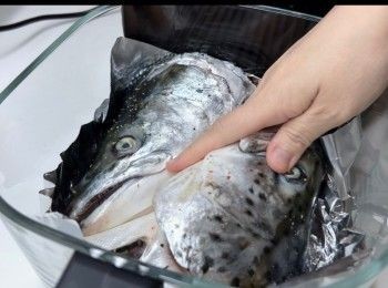 step5: 已醃制好的三文魚頭，放進已鋪錫紙的氣炸鍋。