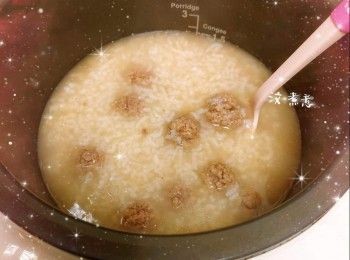 step5: 將白米洗淨，瀝水，加入水，啟動選擇「煲粥」模式，煲約45分鐘